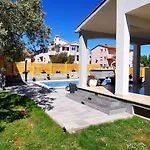 Olive Tree Garden&poll View 4 2, 130 M2 With Tiki Bar Apartmán