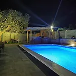 Apartmán Olive Tree Garden&poll View 4 2, 130 M2 With Tiki Bar *
