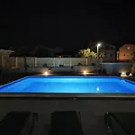 Olive Tree Garden&poll View 4 2, 130 M2 With Tiki Bar Peroj