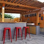 Olive Tree Garden&poll View 4 2, 130 M2 With Tiki Bar Apartmán