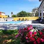 Apartmán Olive Tree Garden&poll View 4 2, 130 M2 With Tiki Bar