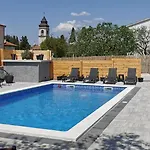 Olive Tree Garden&poll View 4 2, 130 M2 With Tiki Bar Apartmán Peroj