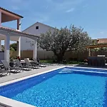 Olive Tree Garden&poll View 4 2, 130 M2 With Tiki Bar * Peroj