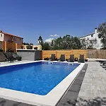 Olive Tree Garden&poll View 4 2, 130 M2 With Tiki Bar Apartmán
