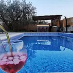 Olive Tree Garden&poll View 4 2, 130 M2 With Tiki Bar Apartmán *