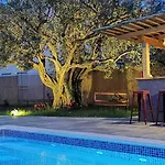 Olive Tree Garden&poll View 4 2, 130 M2 With Tiki Bar Apartmán *