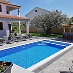 Olive Tree Garden&poll View 4 2, 130 M2 With Tiki Bar Peroj