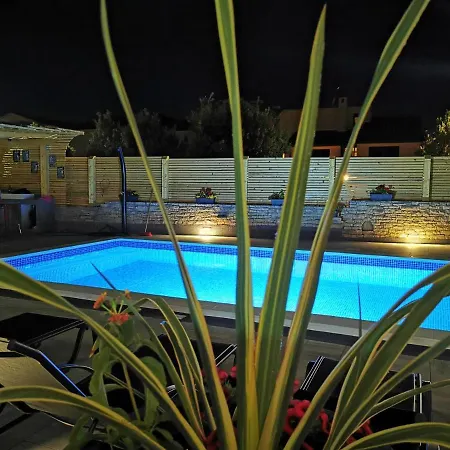 Apartment Olive Tree Garden&poll View 4 2, 130 M2 With Tiki Bar
