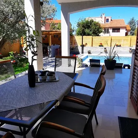 Apartment Olive Tree Garden&poll View 4 2, 130 M2 With Tiki Bar *
