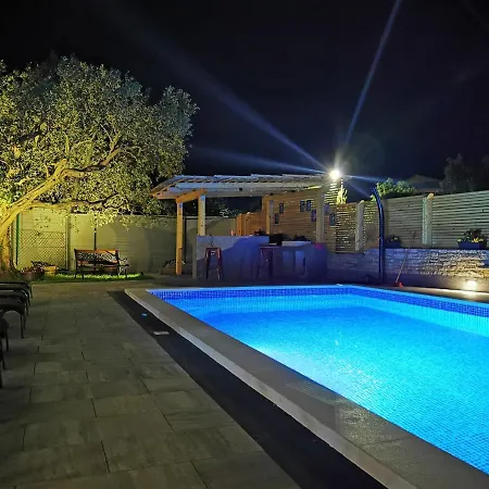 Apartment Olive Tree Garden&poll View 4 2, 130 M2 With Tiki Bar *