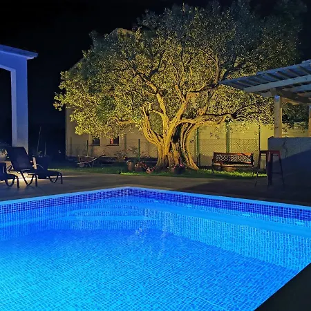 Apartment Olive Tree Garden&poll View 4 2, 130 M2 With Tiki Bar *