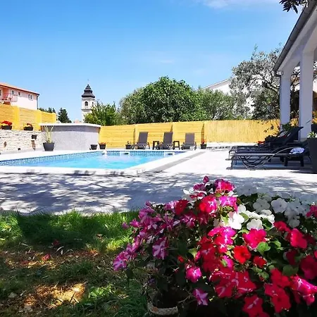 Appartamento Olive Tree Garden&poll View 4 2, 130 M2 With Tiki Bar