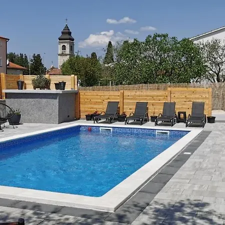 Olive Tree Garden&poll View 4 2, 130 M2 With Tiki Bar Apartment Peroj