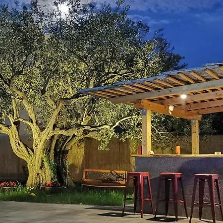 Apartment Olive Tree Garden&poll View 4 2, 130 M2 With Tiki Bar *