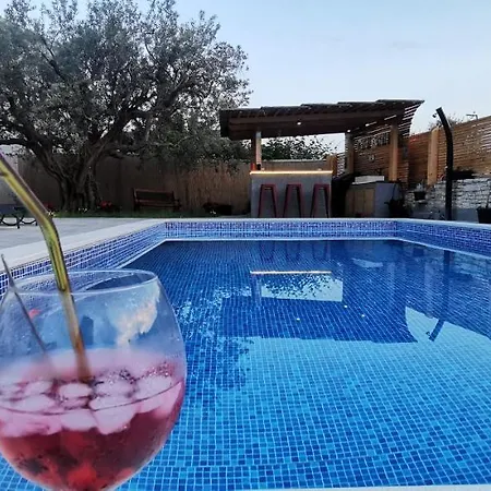 Olive Tree Garden&poll View 4 2, 130 M2 With Tiki Bar Appartamento *
