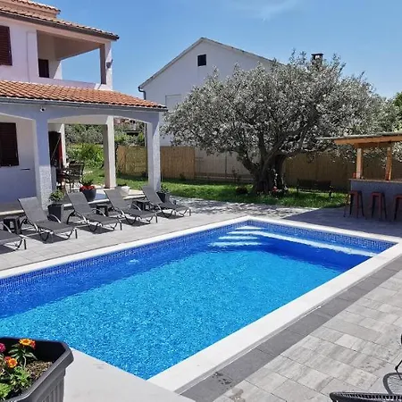 Olive Tree Garden&poll View 4 2, 130 M2 With Tiki Bar Peroj