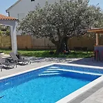 Olive Tree Garden&poll View 4 2, 130 M2 With Tiki Bar דירה *