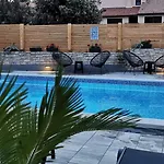 Olive Tree Garden&poll View 4 2, 130 M2 With Tiki Bar