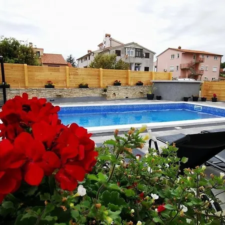Apartment Olive Tree Garden&poll View 4 2, 130 M2 With Tiki Bar *