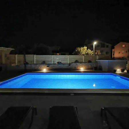 Olive Tree Garden&poll View 4 2, 130 M2 With Tiki Bar Peroj