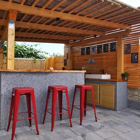 Olive Tree Garden&poll View 4 2, 130 M2 With Tiki Bar Apartment