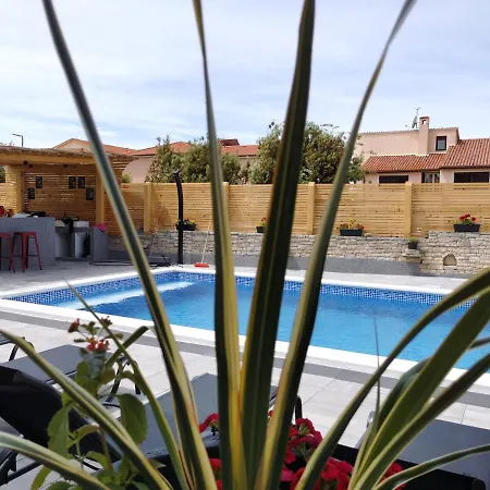 Olive Tree Garden&poll View 4 2, 130 M2 With Tiki Bar