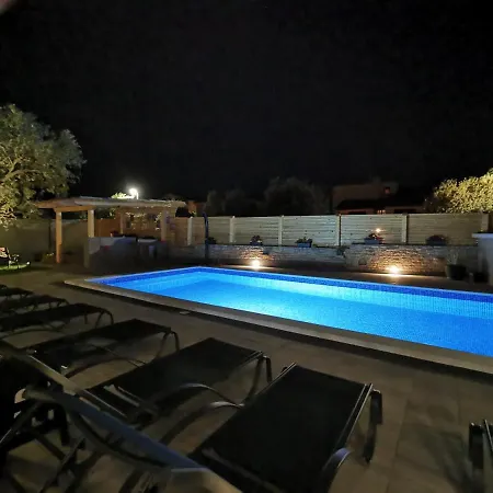 Olive Tree Garden&poll View 4 2, 130 M2 With Tiki Bar Apartment