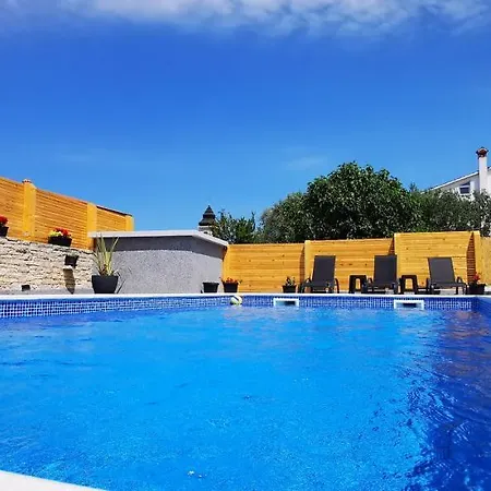 Olive Tree Garden&poll View 4 2, 130 M2 With Tiki Bar Apartment Peroj