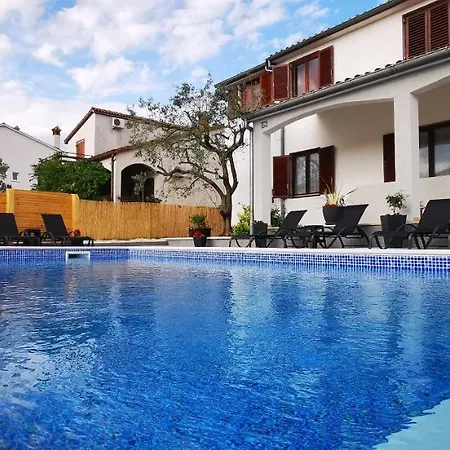 Olive Tree Garden&poll View 4 2, 130 M2 With Tiki Bar Διαμέρισμα *