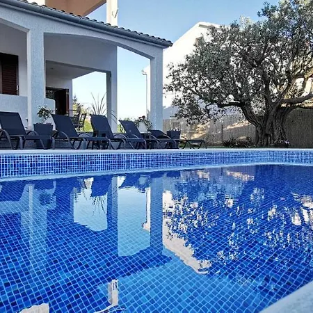 Olive Tree Garden&poll View 4 2, 130 M2 With Tiki Bar