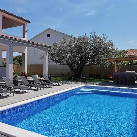 Olive Tree Garden&poll View 4 2, 130 M2 With Tiki Bar * Peroj