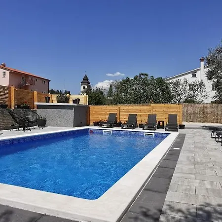 Olive Tree Garden&poll View 4 2, 130 M2 With Tiki Bar Apartament