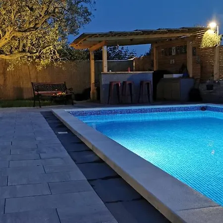 Olive Tree Garden&poll View 4 2, 130 M2 With Tiki Bar Peroj