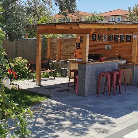 Olive Tree Garden&poll View 4 2, 130 M2 With Tiki Bar * Peroj