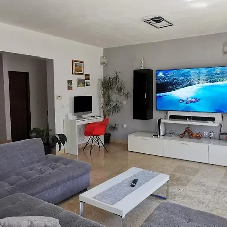 Olive Tree Garden&poll View 4 2, 130 M2 With Tiki Bar Apartment Peroj