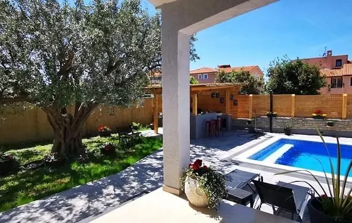 Olive Tree Garden&poll View 4 2, 130 M2 With Tiki Bar *