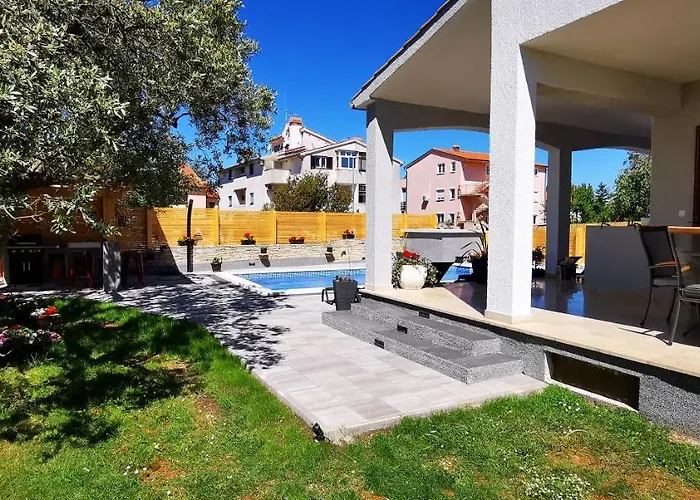 Olive Tree Garden&poll View 4 2, 130 M2 With Tiki Bar Apartmán