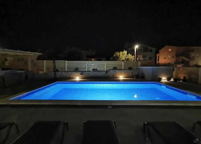 Olive Tree Garden&poll View 4 2, 130 M2 With Tiki Bar Peroj