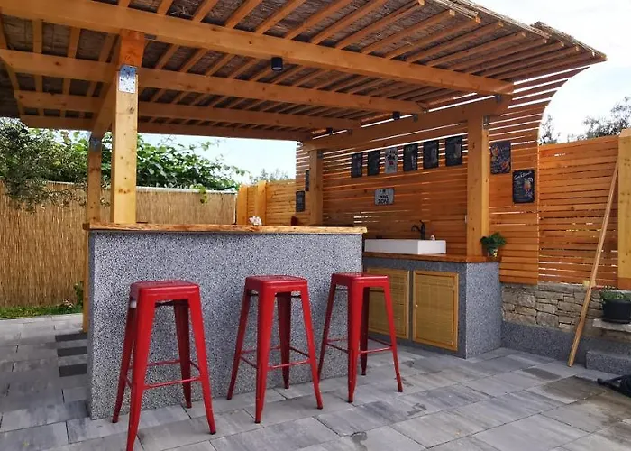 Olive Tree Garden&poll View 4 2, 130 M2 With Tiki Bar Apartmán