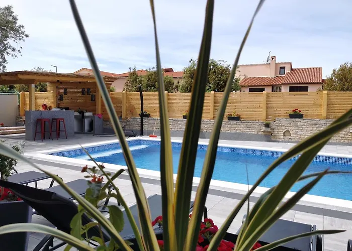 Olive Tree Garden&poll View 4 2, 130 M2 With Tiki Bar