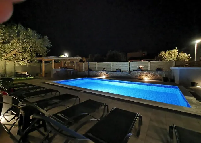 Olive Tree Garden&poll View 4 2, 130 M2 With Tiki Bar Apartmán