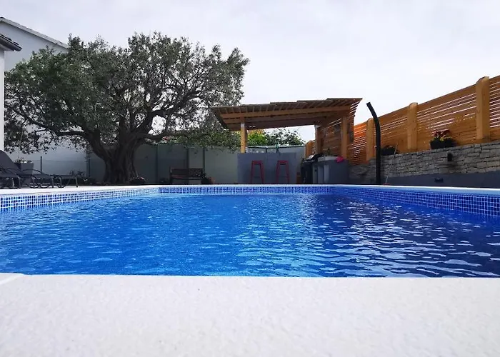 Lägenhet Olive Tree Garden&poll View 4 2, 130 M2 With Tiki Bar Peroj
