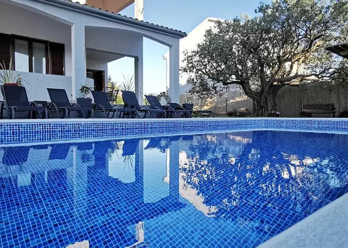 Olive Tree Garden&poll View 4 2, 130 M2 With Tiki Bar