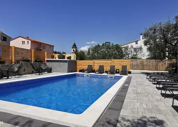 Olive Tree Garden&poll View 4 2, 130 M2 With Tiki Bar Apartmán