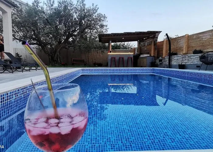 Olive Tree Garden&poll View 4 2, 130 M2 With Tiki Bar Lägenhet *