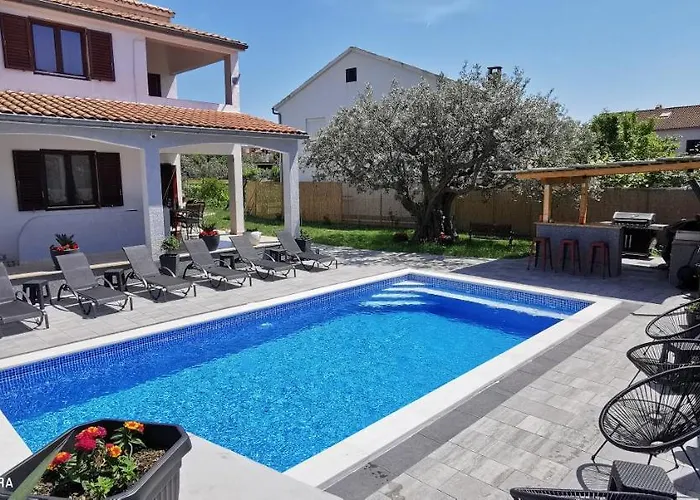 Olive Tree Garden&poll View 4 2, 130 M2 With Tiki Bar Peroj