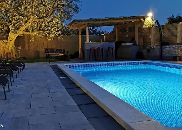 Olive Tree Garden&poll View 4 2, 130 M2 With Tiki Bar Peroj