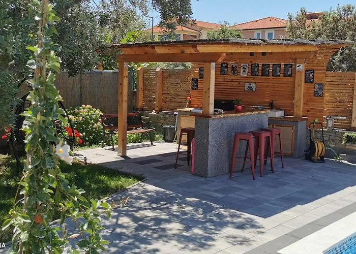 Olive Tree Garden&poll View 4 2, 130 M2 With Tiki Bar * Peroj