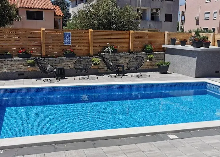 Olive Tree Garden&poll View 4 2, 130 M2 With Tiki Bar Apartmán