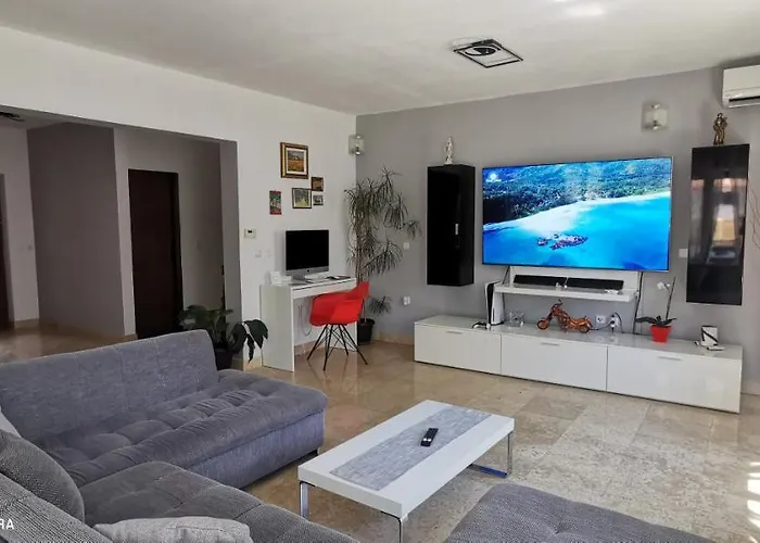 Olive Tree Garden&poll View 4 2, 130 M2 With Tiki Bar Apartmán Peroj